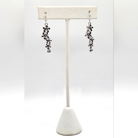 🟢3/$19🟢 Forget-Me-Not Silver Flower Dangle Earrings PIERCED Brand New - Picture 2 of 5